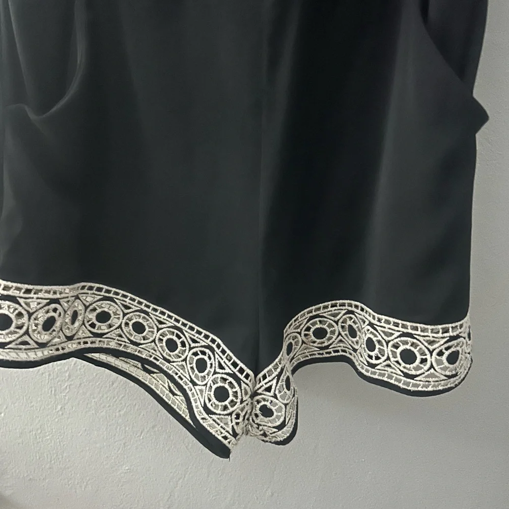 Parker shorts romper embroidered with pockets - back zipper and flap detail - Picture 6 of 6